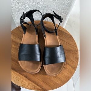 Lucky Top Elegant Black Leather Sandals